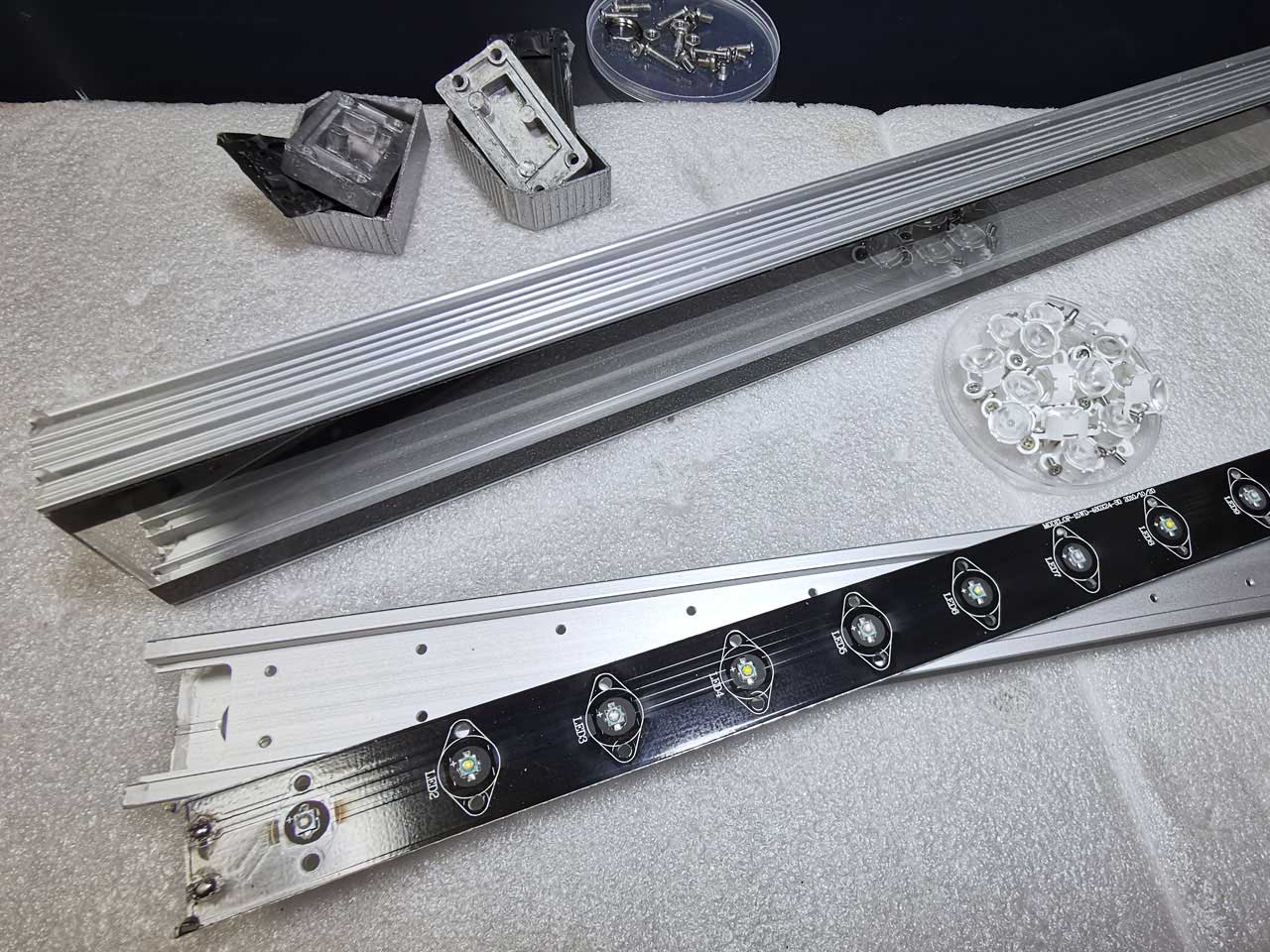 Orphek OR3と違ってガラスは接着されており、LEDユニットは引き抜ける仕様となっている
