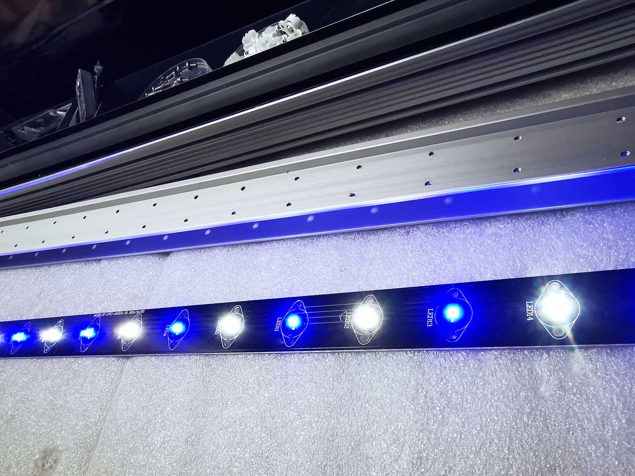LED素子は青と白の交互の配列