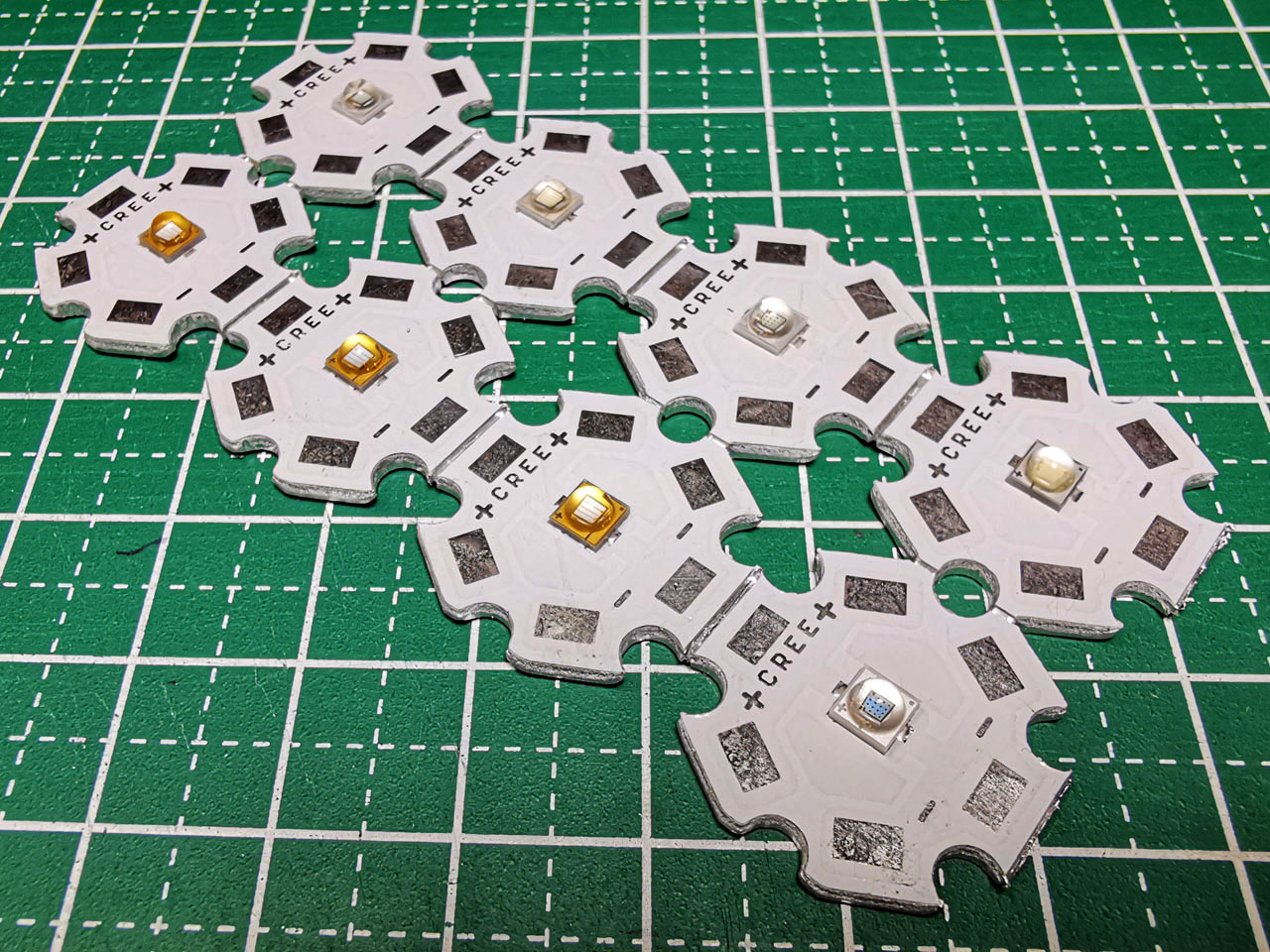 20mmスター基板にリフローした各種LED素子