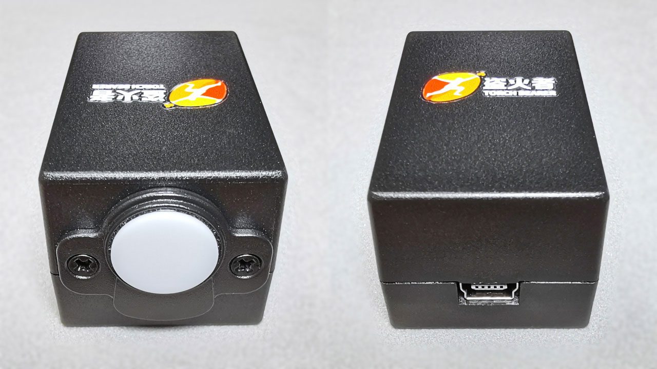 前面に受光部、後部にMini USB端子が装備されてます