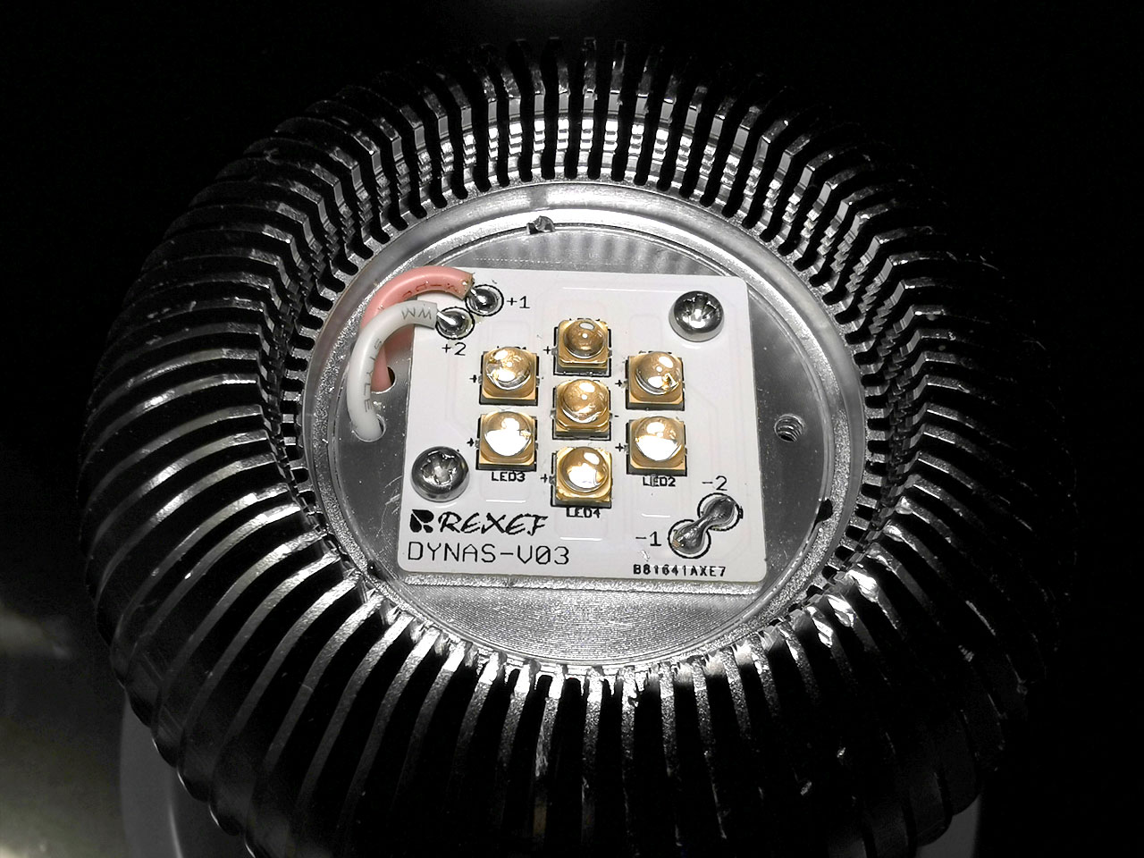 リフロー済のLED基板を搭載したところ (配線用穴も追加)