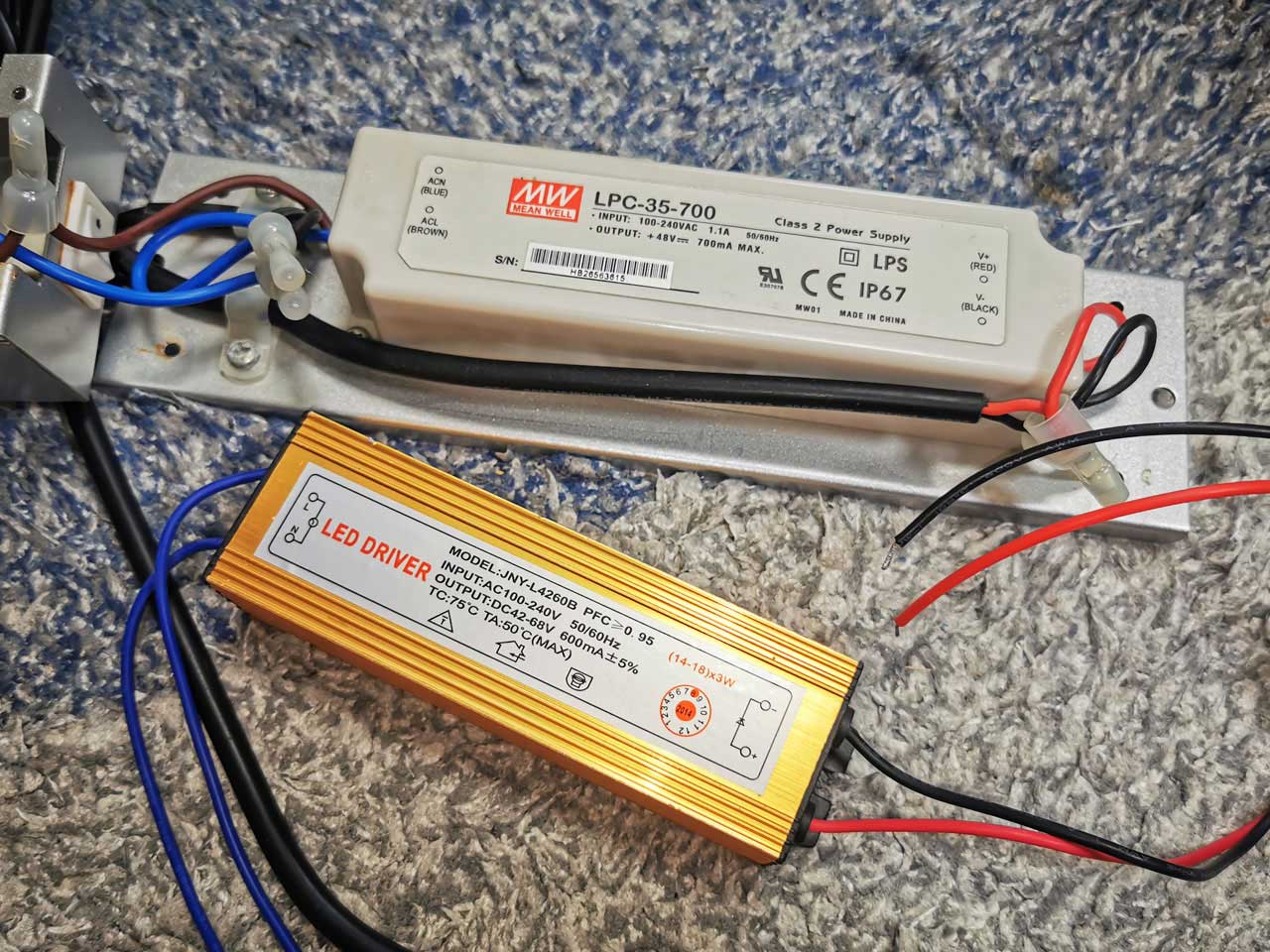 上が純正で、下がLED素子14-18ヶ用の余裕あるLEDドライバー(最大68V)