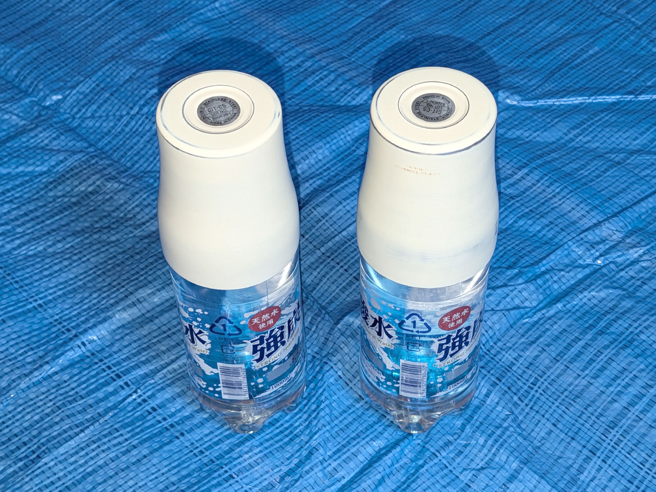 土台には水を入れた1Lペットボトルを使用