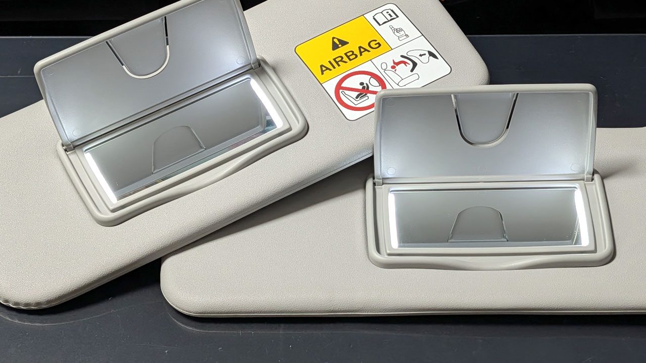 完成したLEDバニティランプ付きサンバイザー、運転席側と助手席側