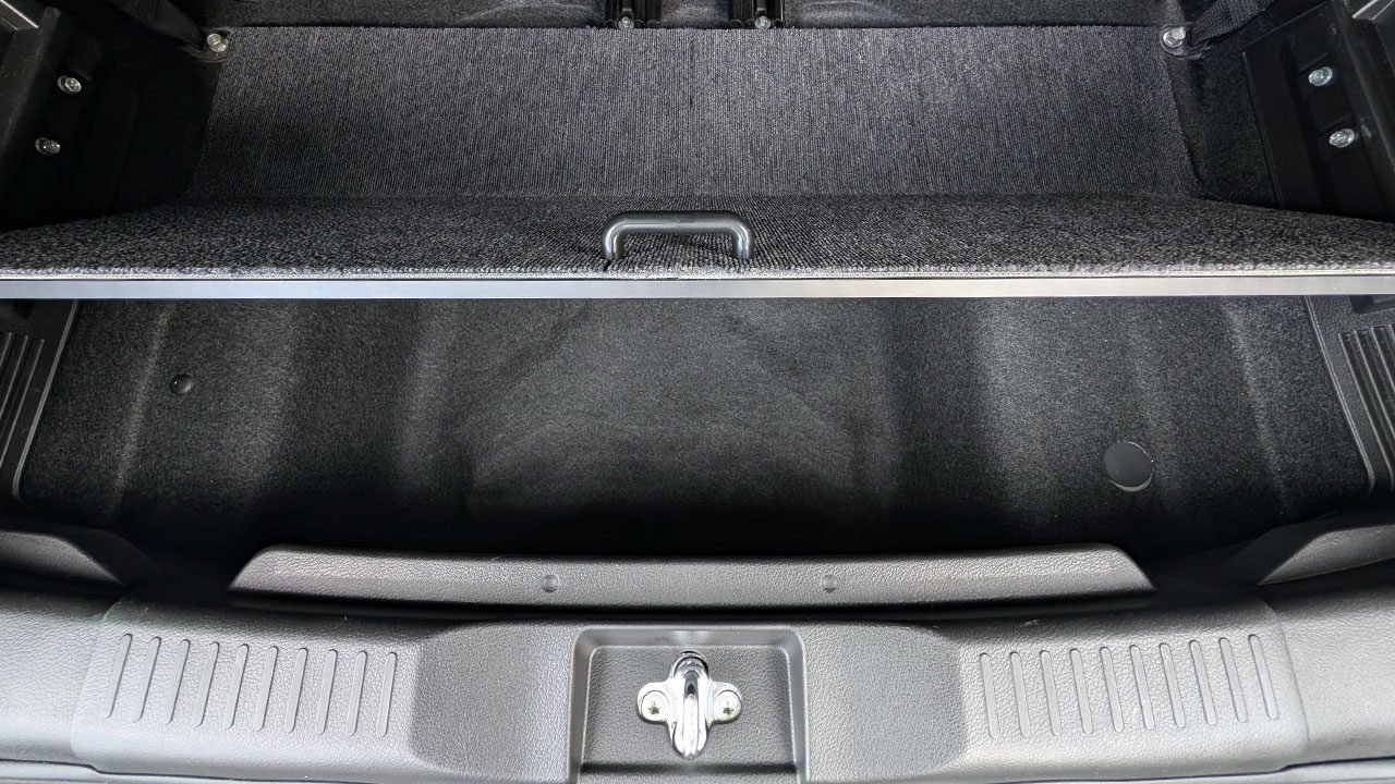 カーペットの左右の余りがイイ感じに内張りに接触して開いたまま保持されます