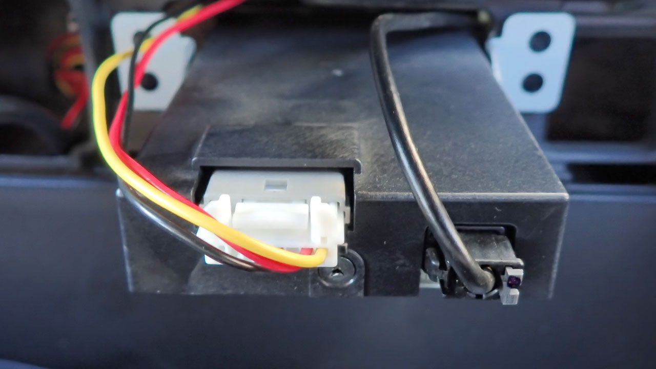 ETCの背面の白いコネクタを抜きます