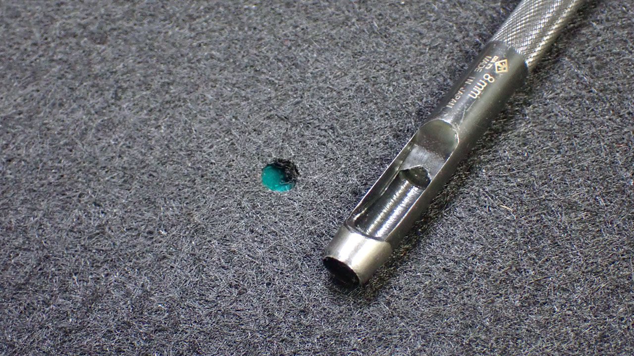 純正のラゲッジフロアボードの固定ネジに合わせてポンチで穴開け