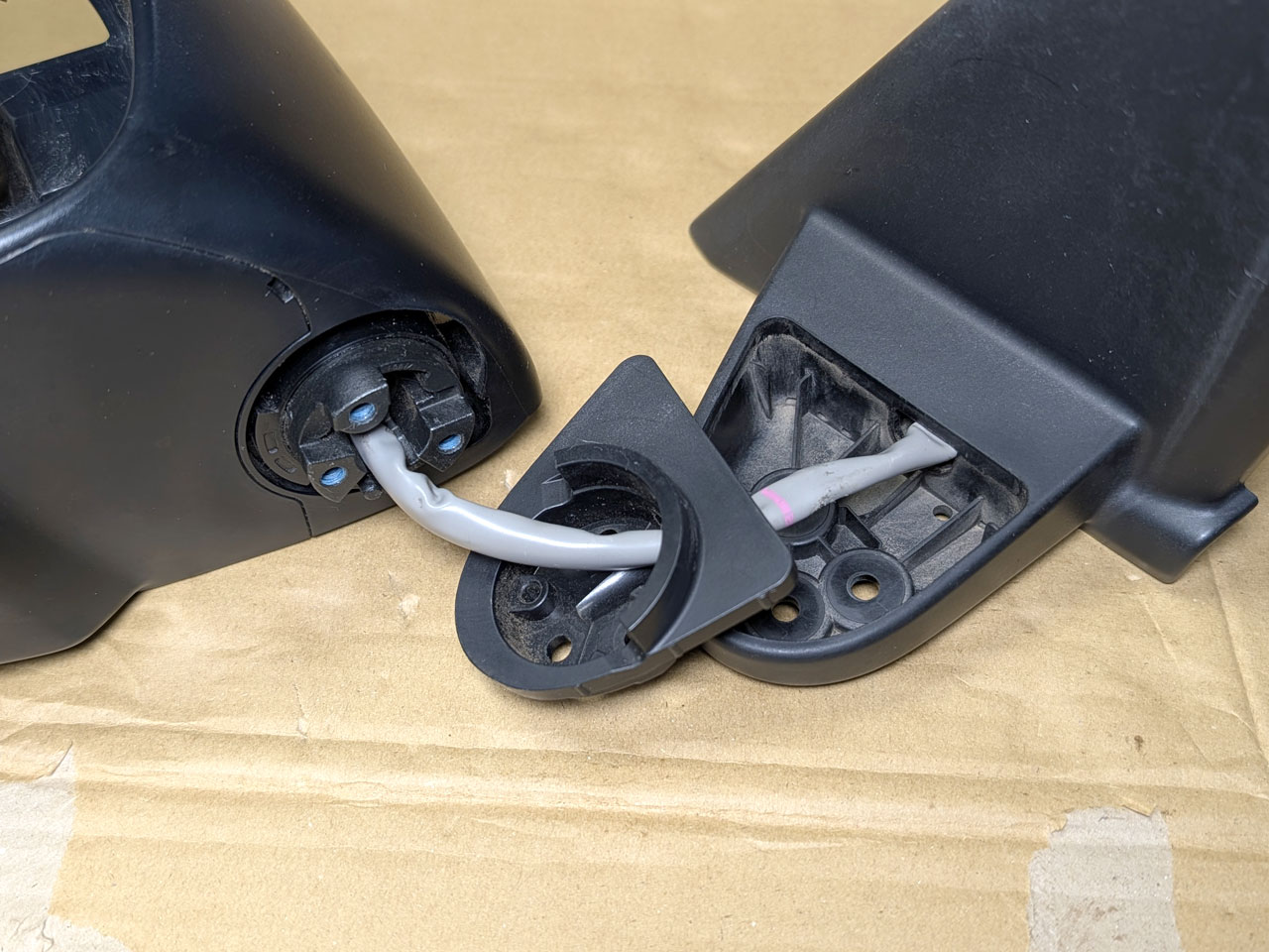首の機構は3分割
