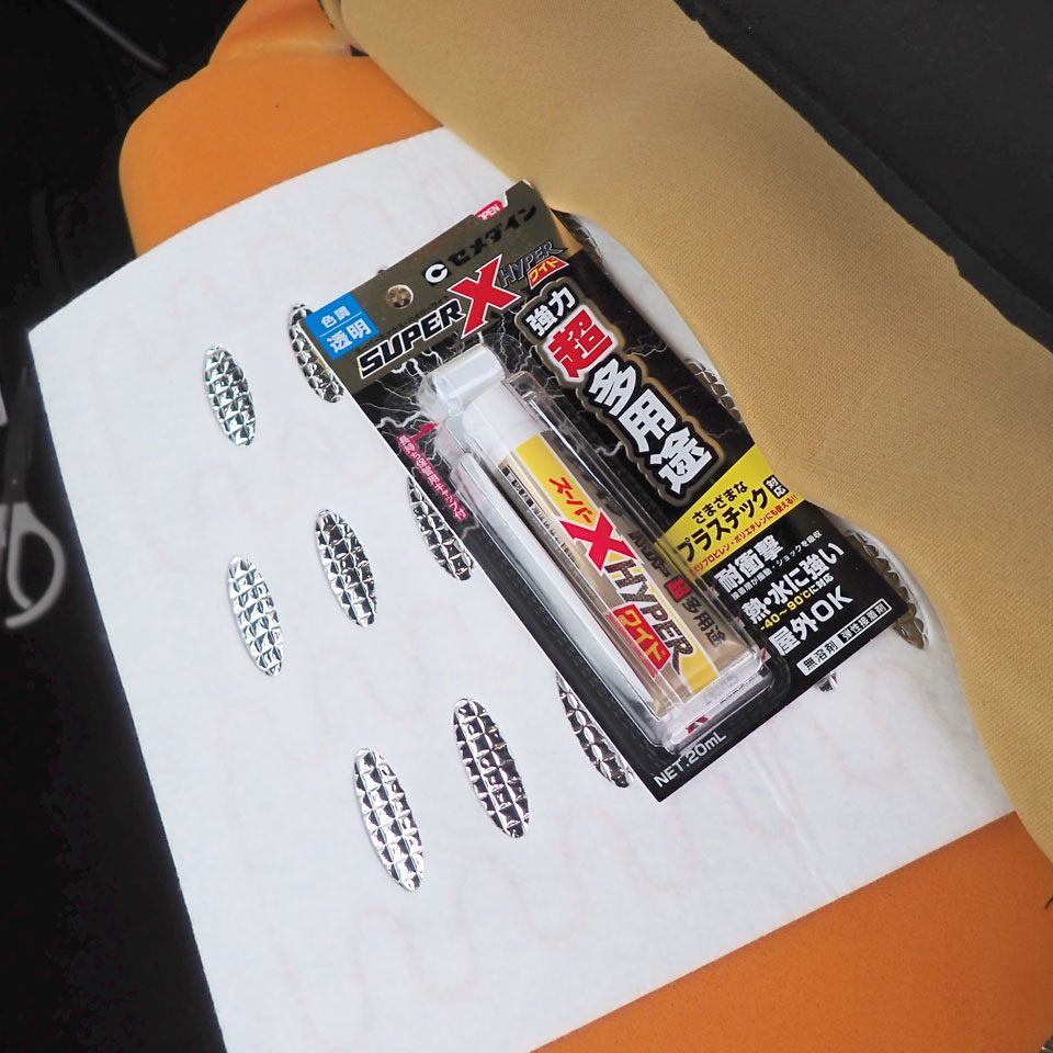 スポンジとの接着にはSUPER X Hyperワイドを用います