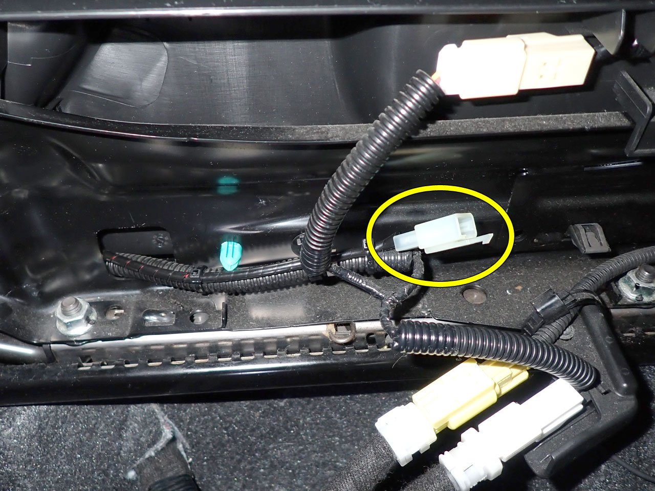 下まで降りた座面のヒーターカプラー