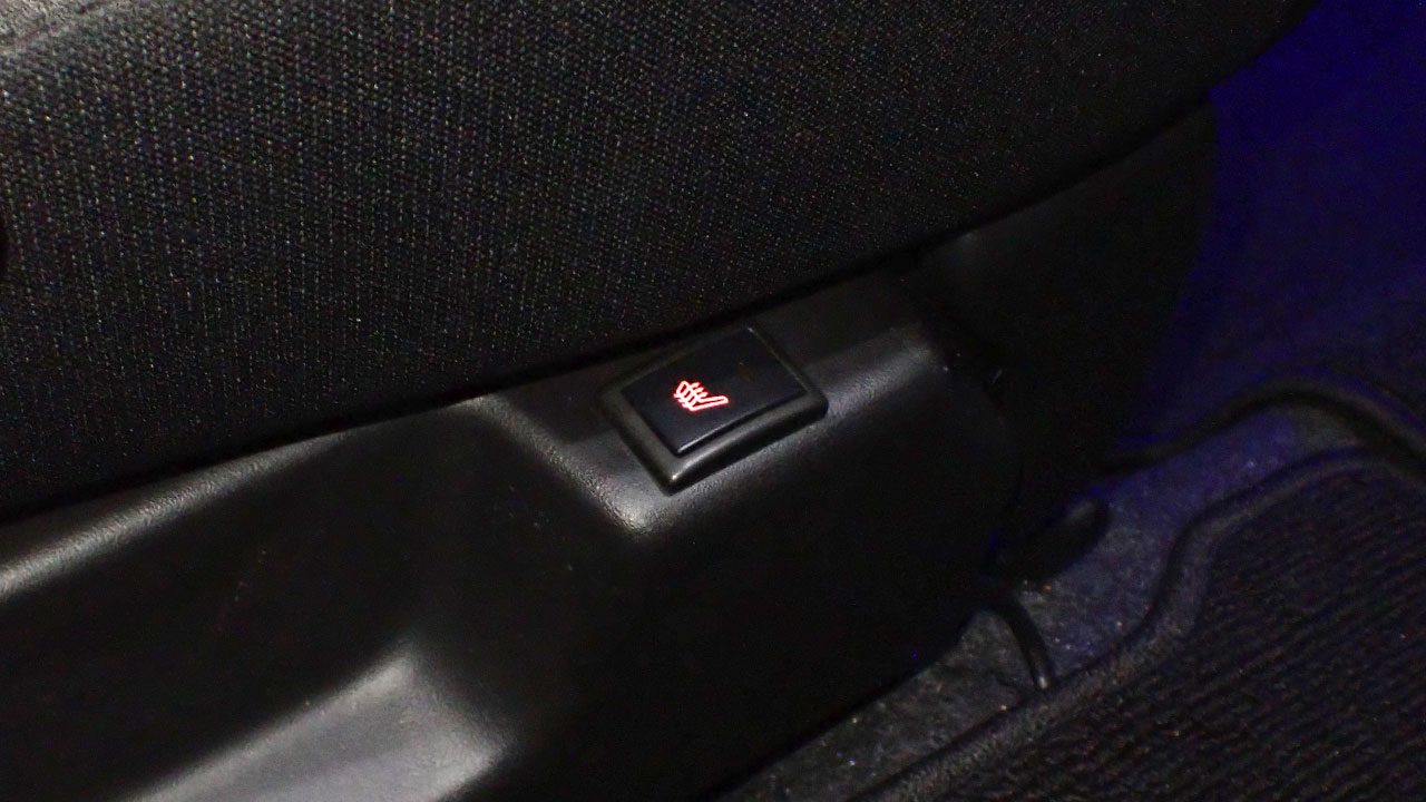 イルミ点灯時に光る助手席シートヒータースイッチ