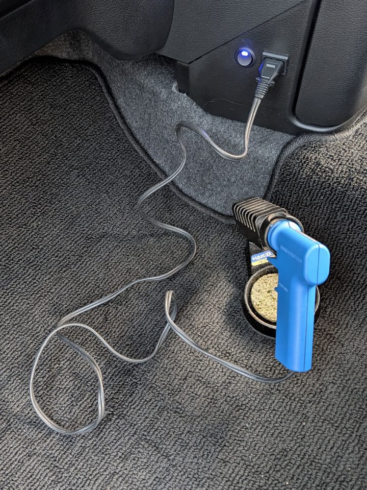 DIY車内コンセントに繋いだハンダゴテ
