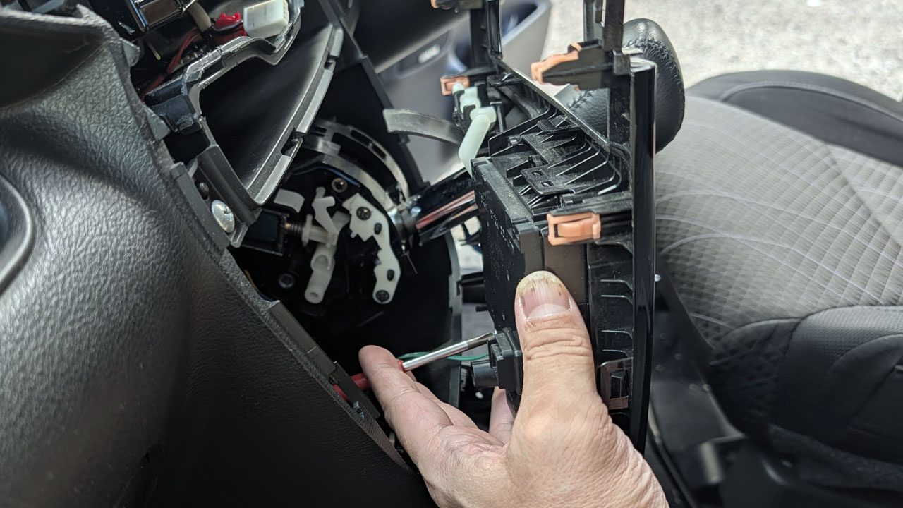 シフトノブを外さずにエアコンスイッチユニットの脱着