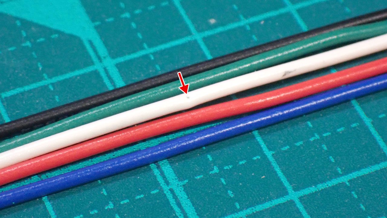 配線に残る縫い針の穴
